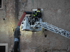 Vatrogasci satima pokušavaju da izvuku radnika ispod ruševina kod Koloseuma (FOTO, VIDEO)