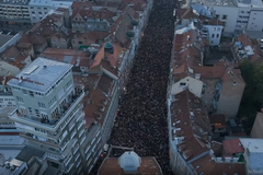Ispred Vječne vatre više od 15.000 ljudi: "Sarajevo ljubavi moja" u čast Halida Bešlića