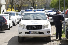 U Srbiji policajci s uperenim oružjem izvukli pogrešne mladiće iz auta i prebili ih