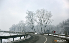 Snijeg usporio saobraćaj, obustave zbog izlivanja vode na kolovoz