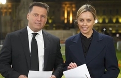 Uhvatila nekoliko trenutaka sna: Novinarka zaspala kolegi na krilu nakon 14 sati izvještavanja iz Londona