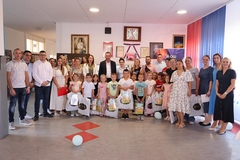 Prvi ranac, prvi čas, prvi školski dan: Gajić uručio rančeve i poklon-pakete prvačićima