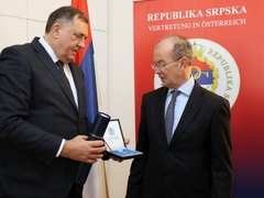 Beč: Dodik uručio Orden profesoru Peteru Frigu 