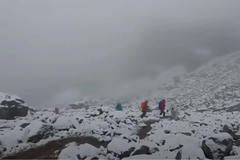 Na Mount Everestu i dalje "zarobljeno" 200 planinara, vodiči ne pamte ovakvo vrijeme u oktobru