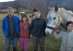 Život piše teške i dirljive priče: Majka ostavila 3 djece zbog ljubavi sa Fejsbuka (VIDEO)