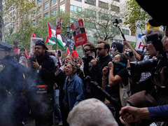Najmanje 30 uhapšenih tokom protesta protiv Netanjahua u Njujorku, među njima slavna glumica (FOTO)