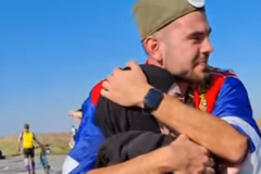 Emotivan susret studenata Nadije i Save: Ona sa hidžabom, on sa šajkačom