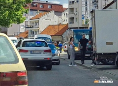 Bijeljina: Vozilom udario dijete koje je zbog automobila parkiranih na trotoaru sišlo na put (FOTO)