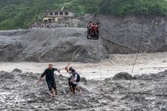 Broj poginulih u poplavama u Nepalu premašio 1.200