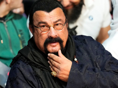 Otkud Stiven Sigal na vojnoj paradi u Beogradu?