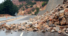 Upozorenje na vodu na kolovozu i odrone