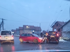 Poledica paralisala saobraćaj u Bijeljini: Više udesa, kamion blokirao put na Majevici /FOTO/