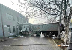 Udes kod Bijeljine, šleper udario u zgradu preduzeća 