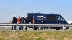 Muškarac traktorom udario policajce, probio zaštitnu ogradu i dao se u bijeg