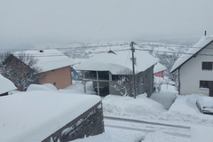 Kneževo zatrpano snijegom, težina ugrožava kuće (FOTO)