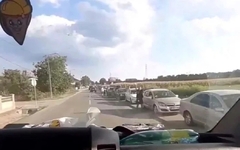 Niske cijene goriva stvorile kilometarsku kolonu na pumpi u Brčkom