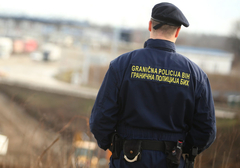 U neispravnom vozilu, bez vozačke i pod dejstvom opijata prevozio 19 migranata