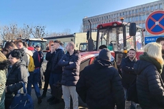 Traktorima došli u Novi Sad: Napravićemo obruč da studente ne mogu gaziti autima (VIDEO)