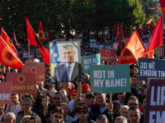 Protest u Prištini: Polomljeni prozori skupštine, demonstranti blokiraju ulaz