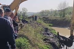 Tuzla: Pronađeno tijelo jednog od nestalih u rijeci Jali, potraga za policajcem se nastavlja