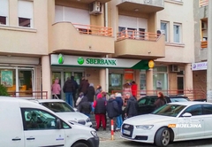 Gužva ispred Sberbanke i u Bijeljini