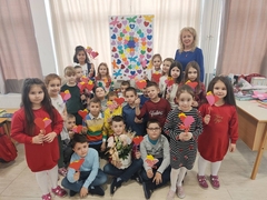 Ugljevički đaci prvaci čestitali Međunarodni dan žena-8. mart