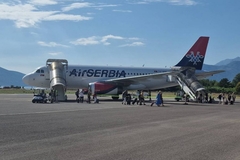 DRAMA IZNAD TIVTA Avion prinudno sletio u Crnoj Gori, putnica vidjela da varniči ispod njenih nogu