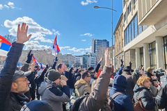 Odbornici opozicije ušli u zgradu Skupštine Novog Sada: Ispred sve više građana (VIDEO)