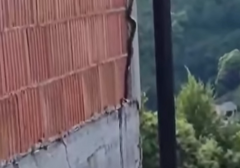 (VIDEO) Prizor je zastrašujući: Snimljena zmija kako se penje uz zid kuće