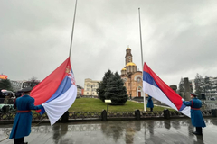 Ispred Palate Republike ploča sa stihovima Kostićeve himne srpskoj zastavi: Znate li kako su nastali?