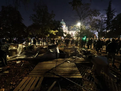 Iskaljen bijes u Pionirskom parku: Demonstranti polomili "ćacilend"
