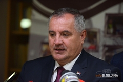 Višković: Nedopustivo da vjerski poglavari prijete oružjem i ratom