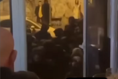 Pojavio se novi snimak tuče navijača Zvezde i Engleza: Letjele su čaše, nastao je veliki haos (VIDEO)