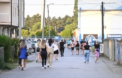 InfoBijeljina na licu mjesta: Sve spremno za koncert Zdravka Čolića, publika pristiže (FOTO)