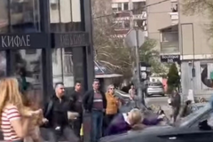 Automobilom se zaletio u građane koji idu na protest (VIDEO)