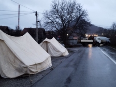 Najduža noć za Srbe u Leposaviću: Sjever KiM i dalje blokiran, škole ne rade