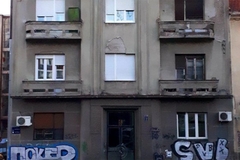 Nisu se mogli dogovoriti oko uređenja fasade, pa stanar uradio samo svoj dio(FOTO)