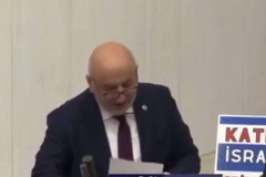 Turski parlamentarac prokleo Izrael pa se srušio za govornicom /VIDEO/