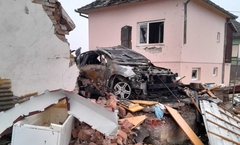 Snažna eksplozija: Raznesena garaža, oštećeni kuća i auto u Derventi (FOTO)