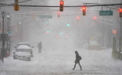 Snježne oluje u SAD, desetine hiljada potrošača bez struje