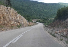 VOZAČI, OPREZ Mogući odroni zemlje i kamenja na kolovoz na dionicama koje prolaze kroz usjeke i pored kamenih kosina