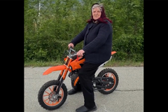 Baka vozi motor u 88. godini (VIDEO)