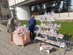 Bijeljinke prave i prodaju poklone za 8. mart: “Pogrebno je mnogo ljubavi, strpljenja i vještine” (FOTO)