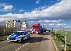 Bijeljina: U božićnom defileu 106 kamiona, djeci darovali paketiće (VIDEO)