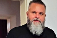 Besplatno vozio ljekare u koroni, sad se bori za svoj život