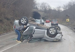 Automobil se prevrnuo na krov, nema povrijeđenih u nesreći