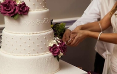 Svekrva se pojavila na svadbi sa tanjirom kolača i ponudila jedan snaji: Taman je htjela da zagrize, kada je mladoženja skočio, svi su ostali u šoku