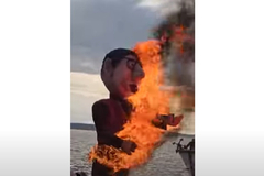 Skandal u Kaštelima: Lutka sa likom Vučića spaljena tokom karnevala /VIDEO/