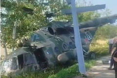 Ruski vojni helikopter se srušio na cestu (VIDEO)