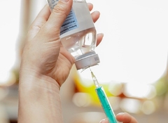 Austrija privremeno prekinula vakcinisanje Astrazenekinom vakcinom